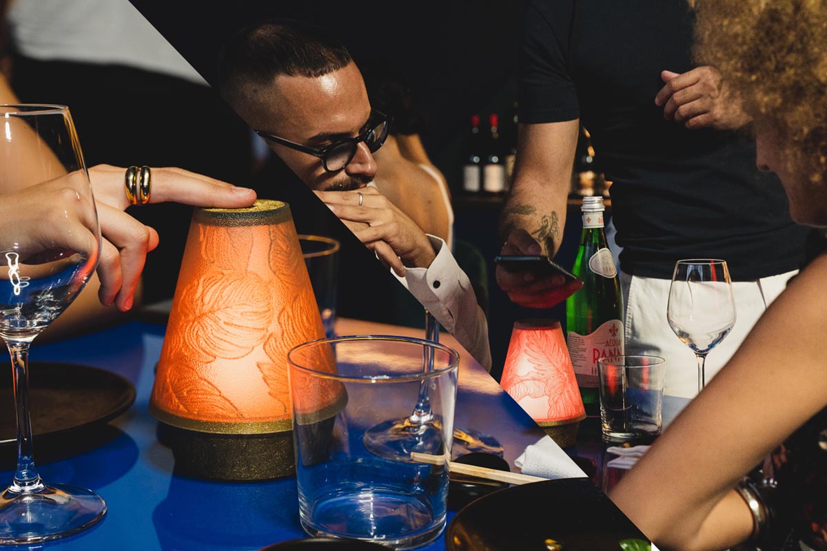 Double tap to call a waiter and use the NFC to access all the services.